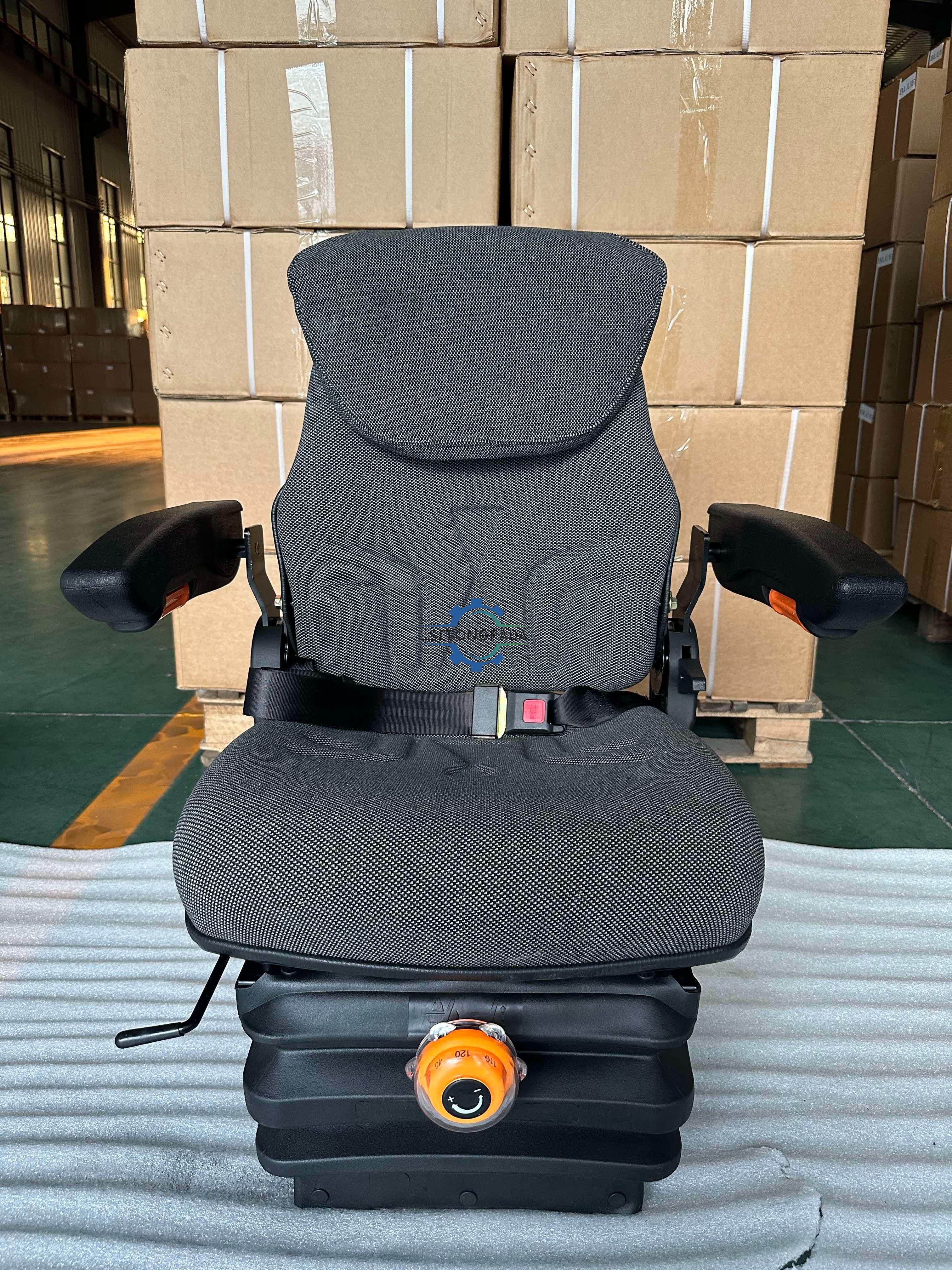 Manufacturer Supply Shock Absorbing Black Tractor Seat With Armrest For Agricultural Vehicle Replacement Parts FD-806-1