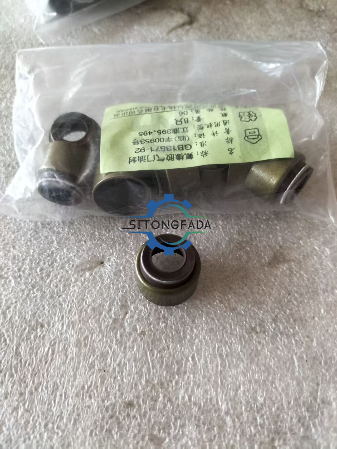 Factory Direct TY395.GUIDE Valve Stem Oil Seal For TY395IT Diesel Engine 354 Tractor Engine Sealing Spare Parts